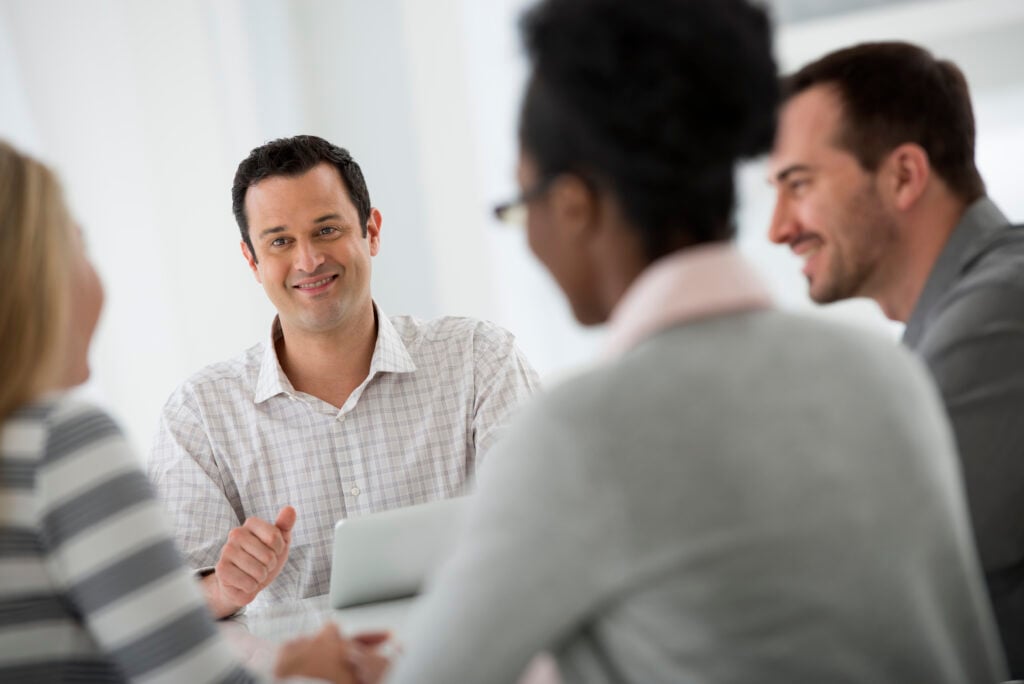 Phishing-Simulation allein reicht nicht: Warum Beratung den entscheidenden Unterschied macht 3 Im Rahmen einer Phishing-Simulation erklärt ein Berater die nächsten Schritte.