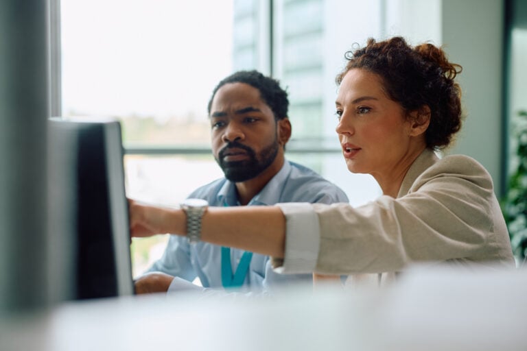 Zwei Mitarbeitende nehmen an einer kontinuierlichen Phishing-Simulation teil.