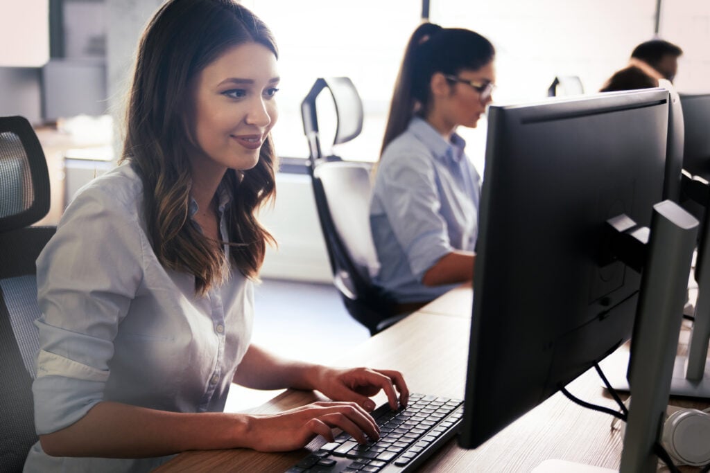 IT Security Awareness-Kampagne: Mitarbeiter effektiv gegen Cyberangriffe schulen 3 Eine Mitarbeiterin bei einer IT Security Awareness-Kampagne.